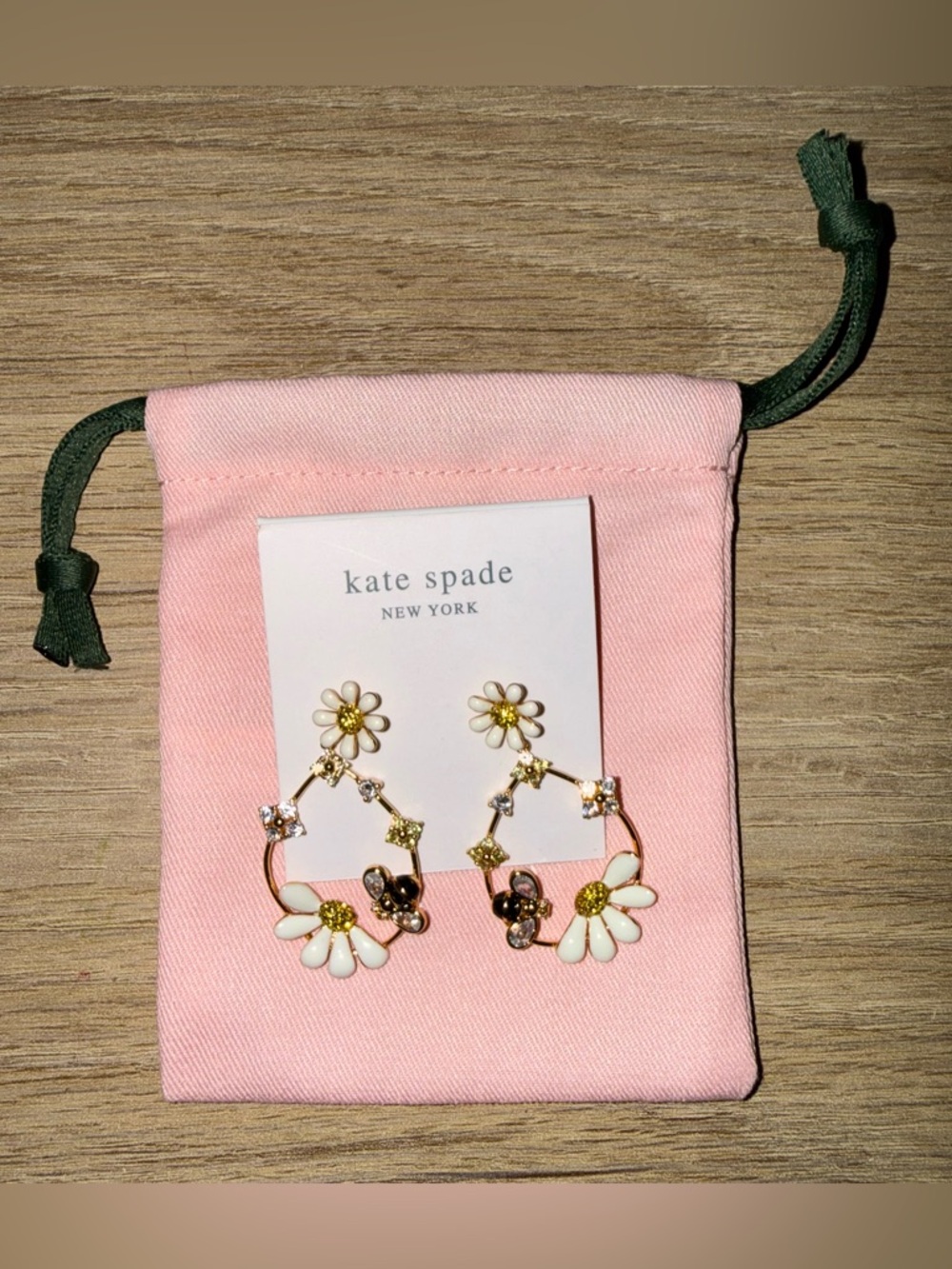 NWT KATE SPADE New York Daisies Gold & White Daisy & Bee Drop Earrings. - Picture 2 of 8